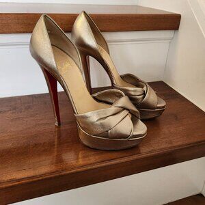 Christian Louboutin Volpi gold leather plagtform pumps in size EU 37